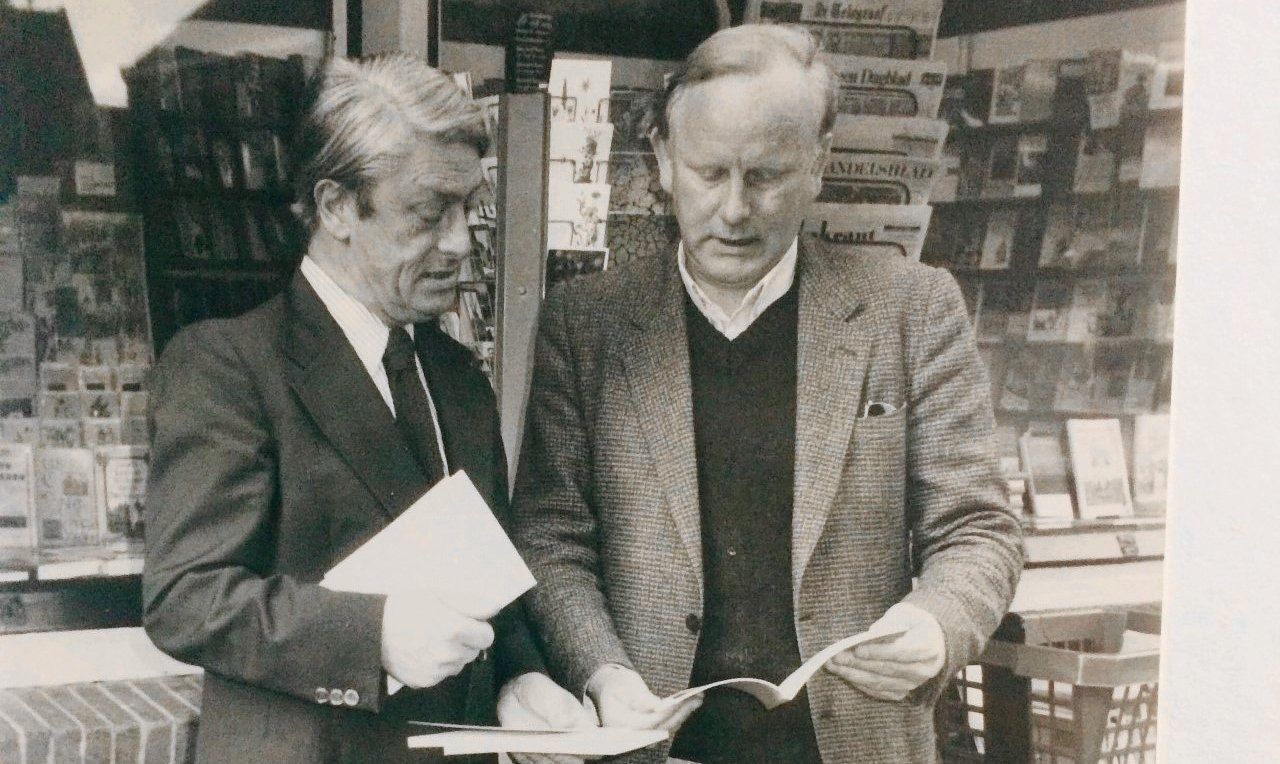 Michael Valeton (links) met dichter en vertaler Klaas Vondeling voor de Eerste Bergensche Boekhandel, in 1987. Foto Privécollectie