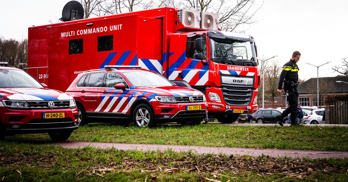In de stad Groningen woedt zaterdagochtend een grote brand in een boerderij.