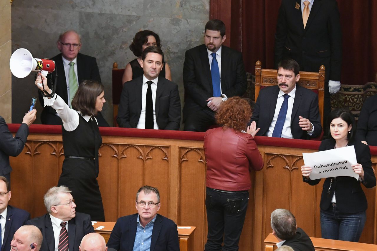Het Hongaarse parlement heeft woensdag een wet aangenomen om nieuwe rechtbanken op te zetten onder het gezag van de minister van Justitie.