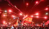 Spaanse supporters vieren het eerste doelpunt van Spanje tijdens het bekijken van de WK-finale tussen Spanje en Argentinië op 19 juli 2026 in Rocafonda, de buurt waar international Lamine Yamal vandaan komt.