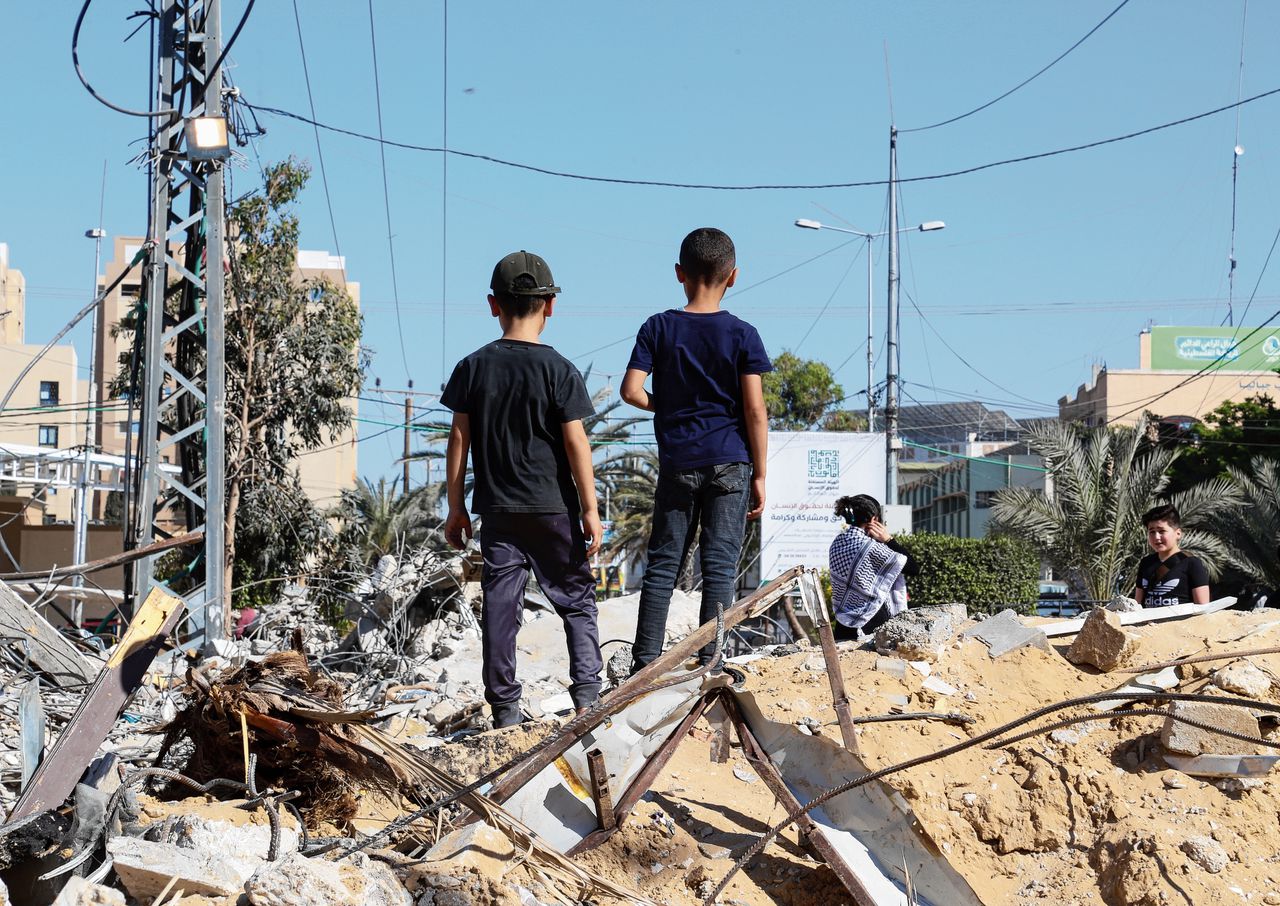 Jongens op een verwoest woonhuis in Gaza. Zo’n duizend woningen werden geraakt bij bombardementen op de stad.