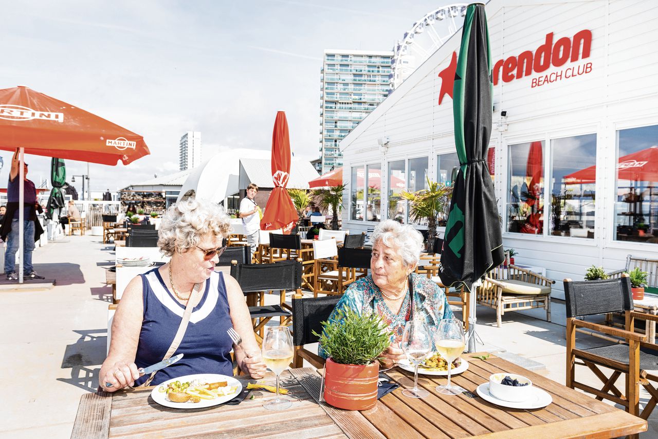Vriendinnen Annemarie van Lier (69) en Ge van Eck (76) zijn met de shuttlebus van het Corendon Village Hotel in Badhoevedorp naar Zandvoort gekomen, waar ze all-inclusive van een lunch genieten.