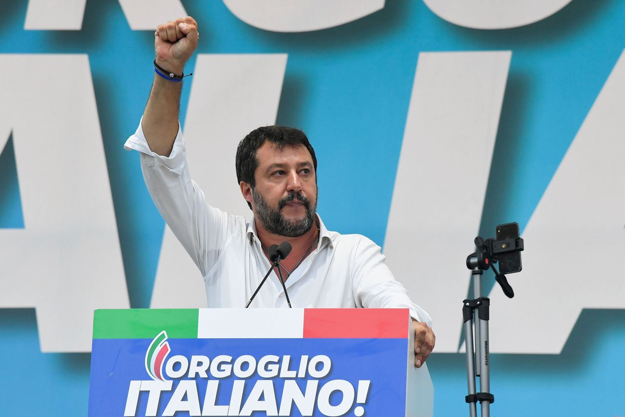 Matteo Salvini vorige week tijdens een campagnebijeenkomst achter een spreekgestoelte met de tekst: ‘Italiaanse trots!’