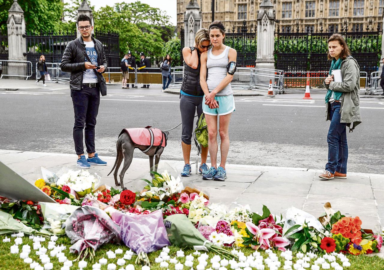 Bij het parlement in Londen is een spontane herdenkingsplek ontstaan voor het vermoorde Lagerhuislid Jo Cox.