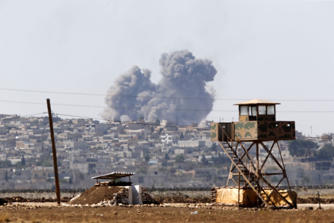 Rook stijgt op uit Kobani, nadat er net een luchtaanval is uitgevoerd.