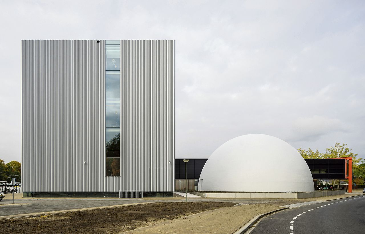 Het nieuwe Cube Designmuseum in Kerkrade, met daarnaast hetColumbus Earth Theater , een omgekeerd planetarium om de aarde in te bekijken.