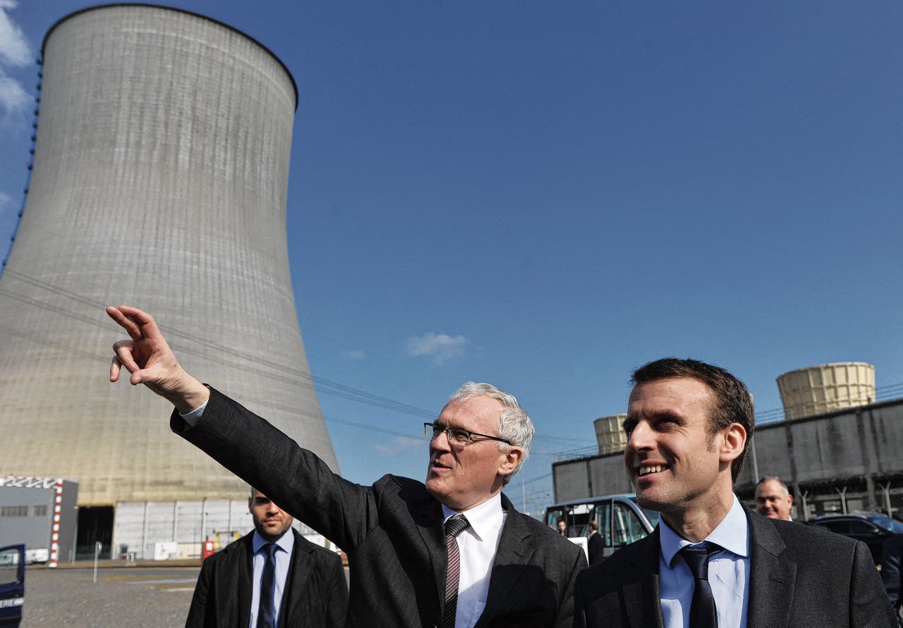 De Franse president Emmanuel Macron (rechts), destijds minister van Economische Zaken, en Jean-Bernard Lévy, topman van elektriciteitsbedrijf EDF, in maart 2016 bij de kerncentrale in het Franse Civaux.