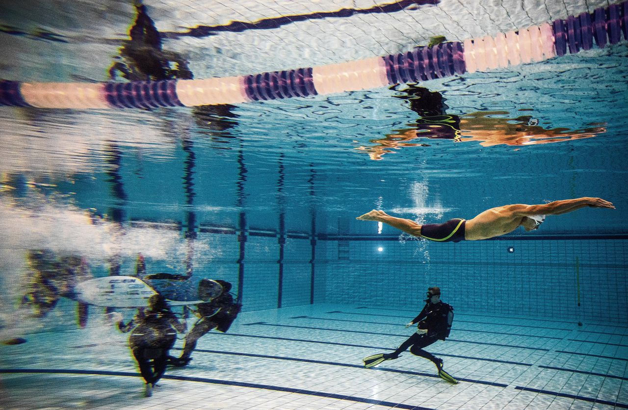 Olympisch zwemmer Kyle Stolk racete vorig jaar tegen het TU Delft-studententeam Wasub, een zelf ontworpen en gebouwde onderzeeër.
