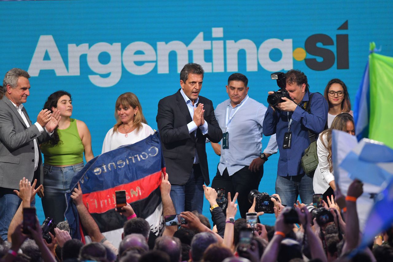 Rechts-populist Milei valt tegen in Argentinië, maar dringt wel door tot tweede kiesronde 