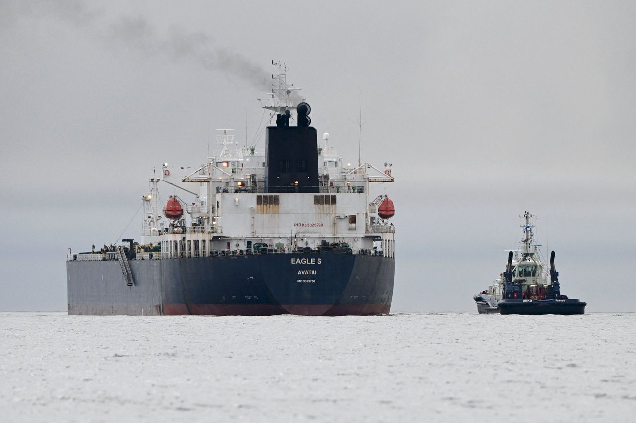 Olietanker Eagle S (links) in de Golf van Finland bij de Baltische Zee. Ruim een jaar geleden voer het bij Terschelling boven een cruciale zeekabel. „Dit is zonder enige twijfel verdacht.”
