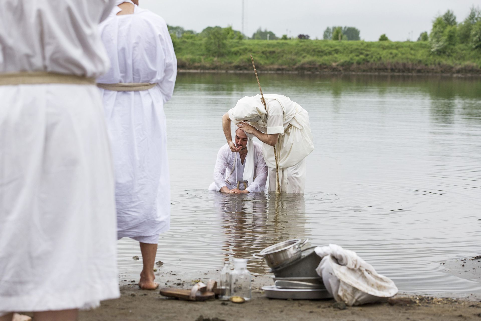 крещение в реке. паломники на реке иордан. крещение взрослого в реке. крещение взрослых в храме. массовое крещение.
