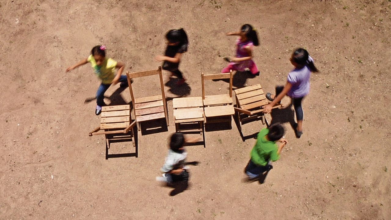 Francis Alÿs, still uit de video Children’s Game 12 / Sillas, Oaxaca, Mexico, 2012