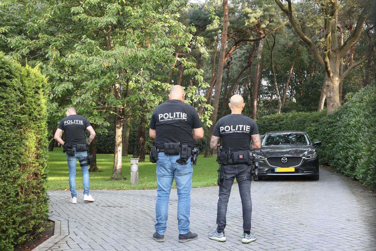 De politie en de FIOD hebben een inval gedaan bij het huis van Jumbo-topman Frits van Eerd in Heeswijk-Dinther.