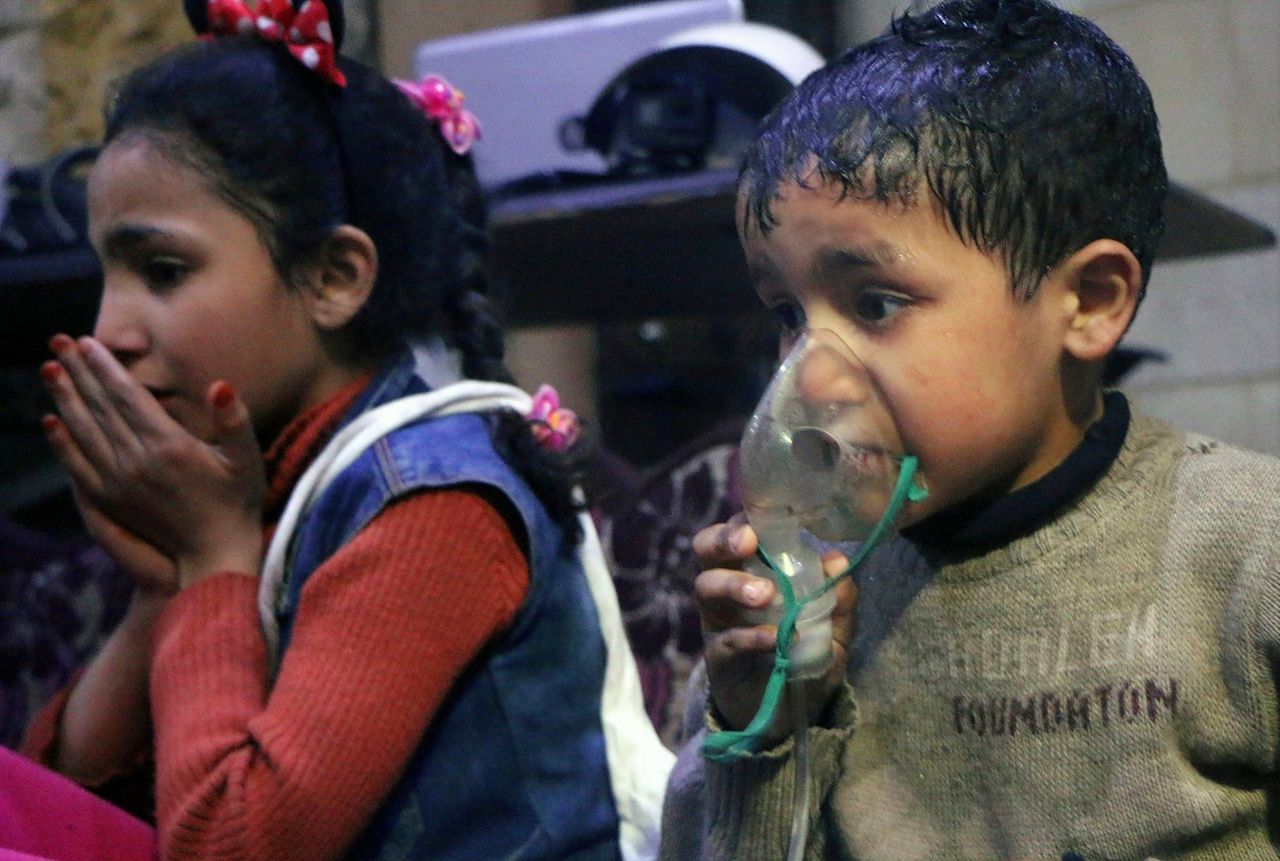 Kinderen in Douma worden door hulpverleners geholpen na de aanval met chemische stoffen.