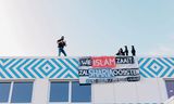 Demonstranten op het dak van een islamitische school in Amsterdam (boven) en screenshots uit een video van een Frans trainingskamp van Identitair Verzet.