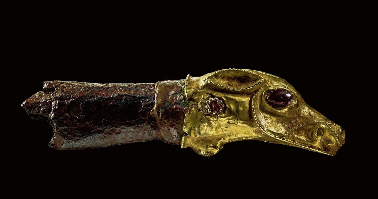 Handvat van een vliegenwaaier, 9de - 8ste eeuw v.Chr, gemaakt van goud, brons, ijzer en glas (collectie KMKG Brussel).