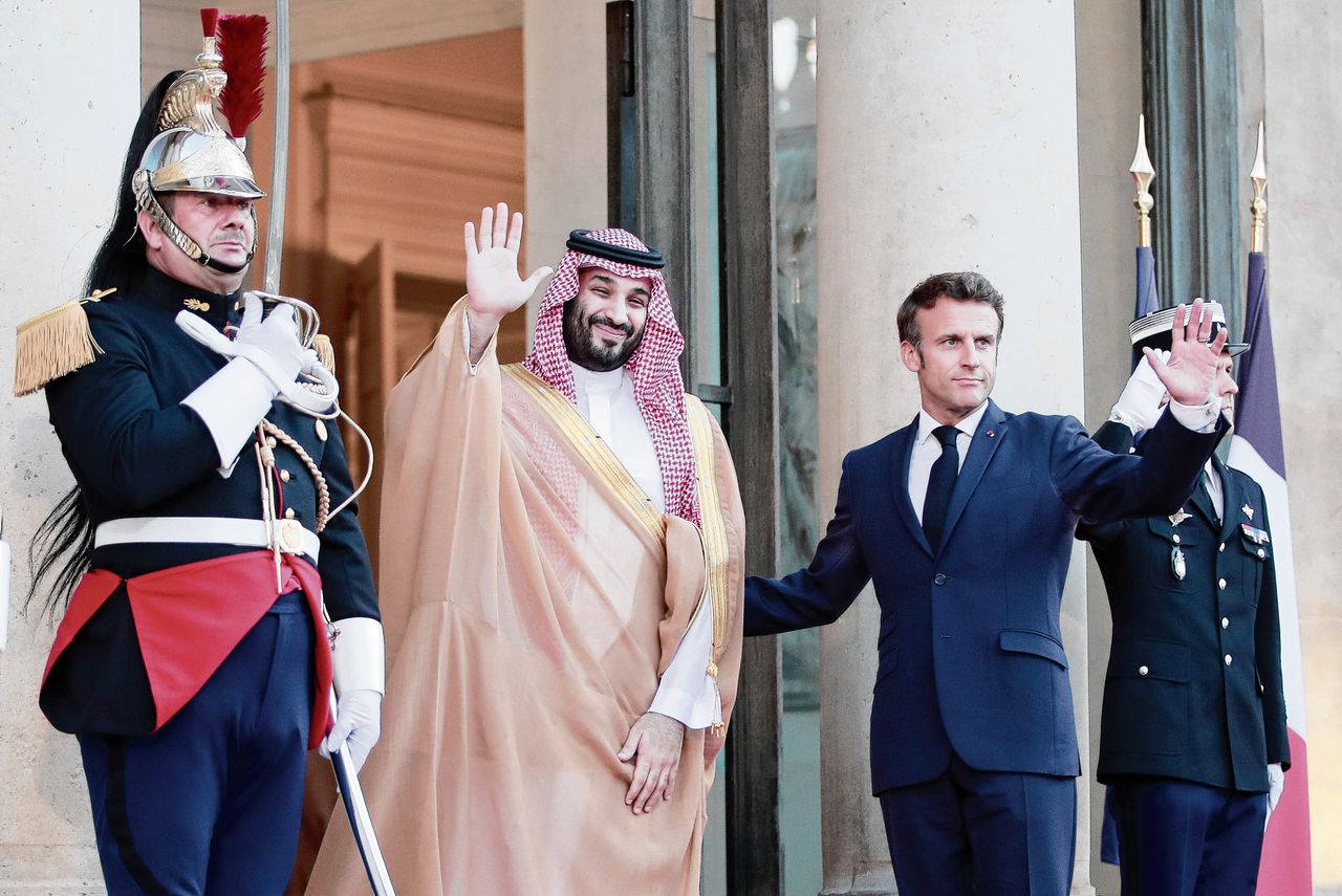 De Saoedische kroonprins Mohammed bin Salman (links) met de Franse president Emmanuel Macron voor het diner in de gouden zalen van het Élysée.