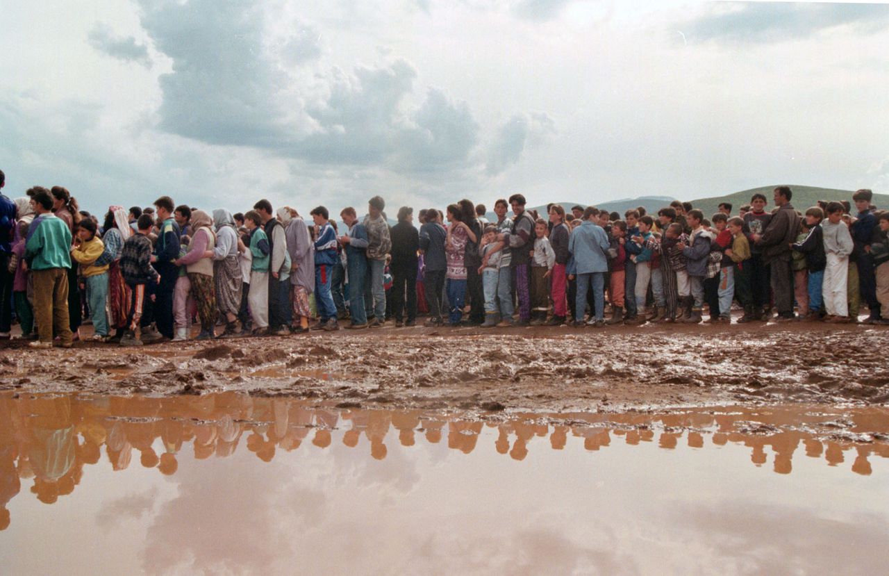 2003, vluchtelingen in Albanië in de rij bij het uitdelen van voedsel.