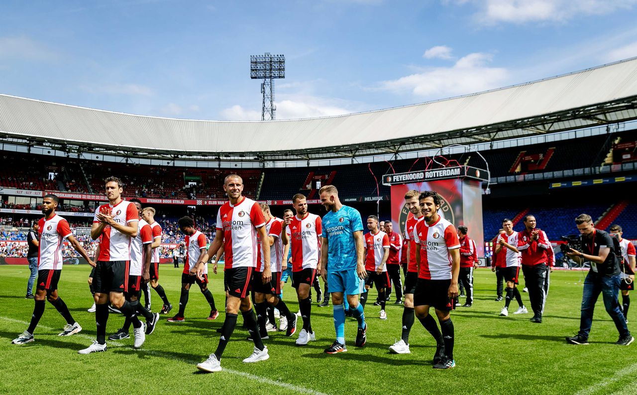 De selectie van Feyenoord loopt een ererondje in De Kuip tijdens de jaarlijkse open dag, afgelopen zondag.