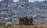 Vrouwelijke militairen uit het Israëlische leger poseren in februari 2024 voor een foto op de grens met de Gazastrook. Foto Tsafrir Abayov/AP 