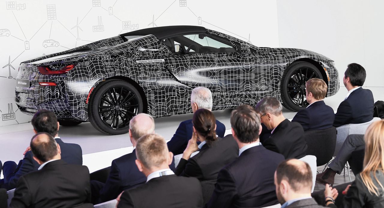 Een prototype van de hybride BMW i8 Roadster, die in december officieel wordt gepresenteerd op de LA Auto Show.