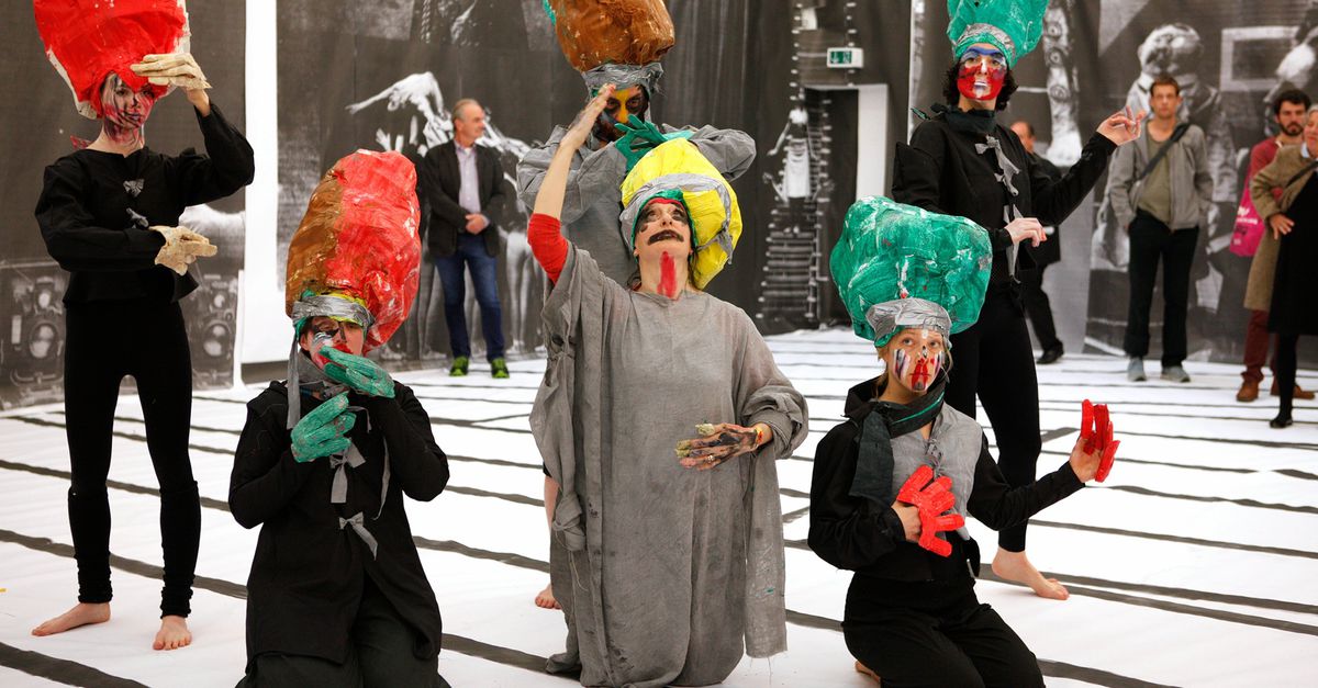 Beeldende kunst Poppenhuis met monster en huisraad De Britse kunstenaar Monster Chetwynd ontleent haar bekendheid aan - NRC