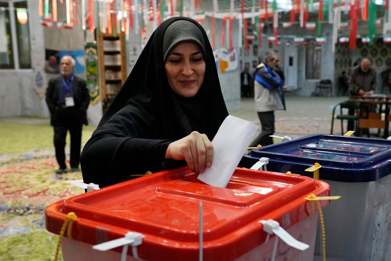 Lage opkomst bij verkiezingen ondermijnt draagvlak van het Iraanse islamitische regime 