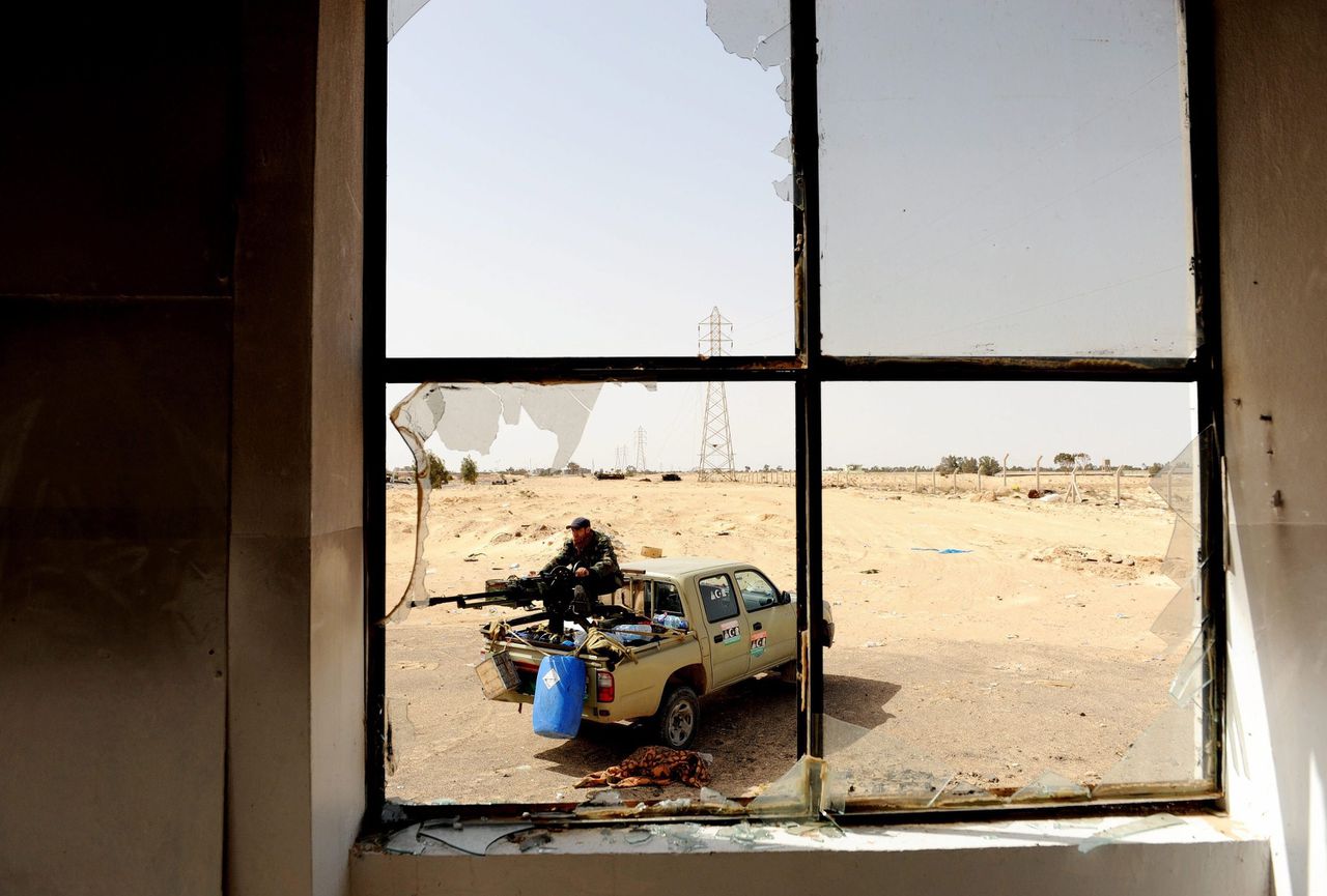 Pick-up met een zwaar machinegeweer in de laadbak: het favoriete snelle vervoermiddel van allerlei strijdgroepen in het Midden-Oosten. Dit is een strijder van een Libische militie in Ajdabiya in 2011.