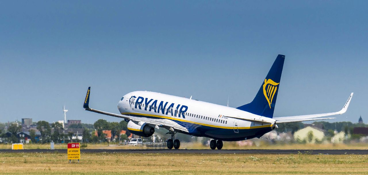 Een vliegtuig van Ryanair stijgt op van luchthaven Schiphol.