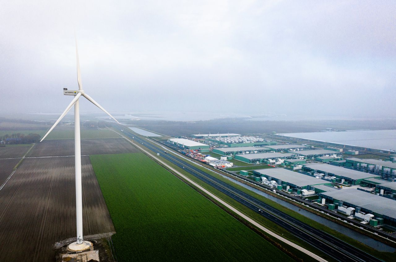 Dronefoto van het datacenter van Microsoft bij het dorp Middenmeer, onderdeel van de gemeente Hollands Kroon.