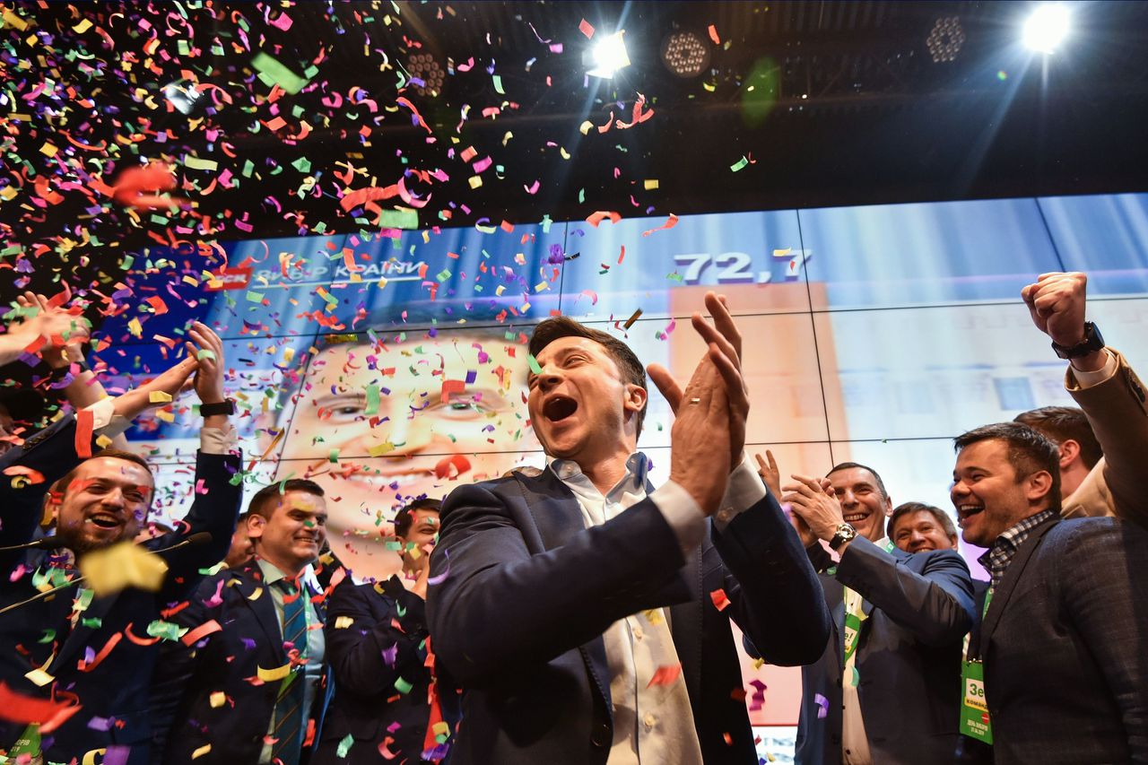 Volodymyr Zelensky viert feest na een exitpoll die zijn grote overwinning voorspelt.