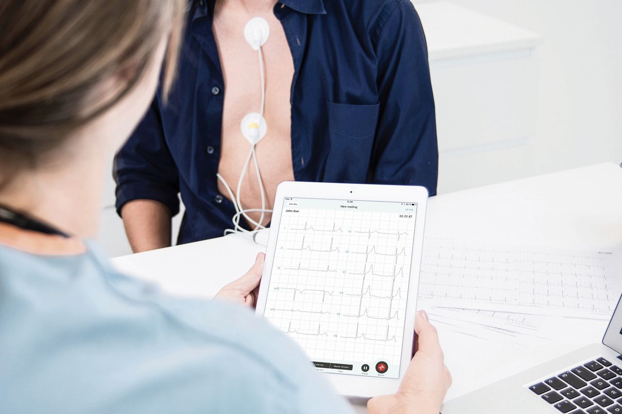 De huisarts maakt met de CardioSecur het hartfilmpje en bespreekt dat gelijktijdig met een cardioloog op afstand. Voor de patiënt geen wachttijd of dure doorverwijzing.