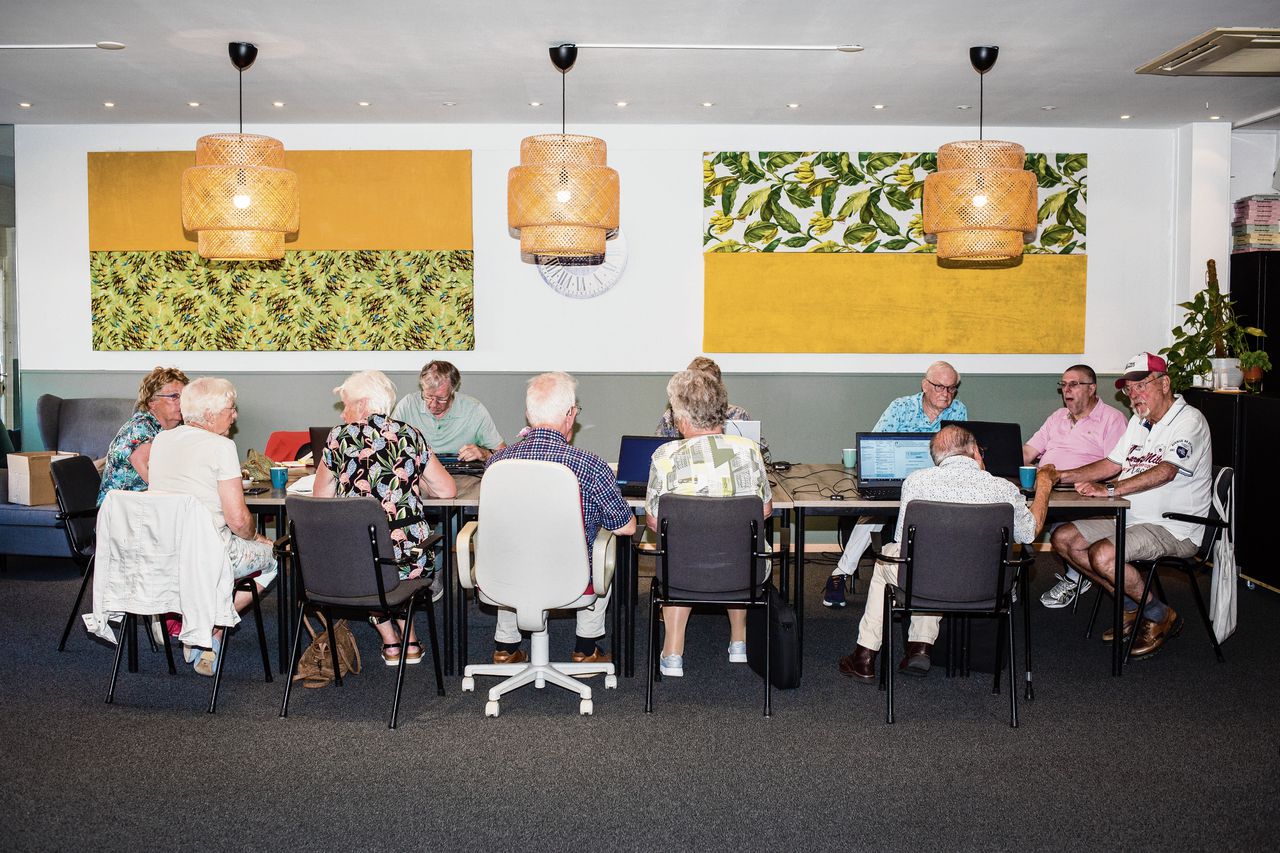 Computerles voor de leden van de vereniging Seniorweb in Hillegom.