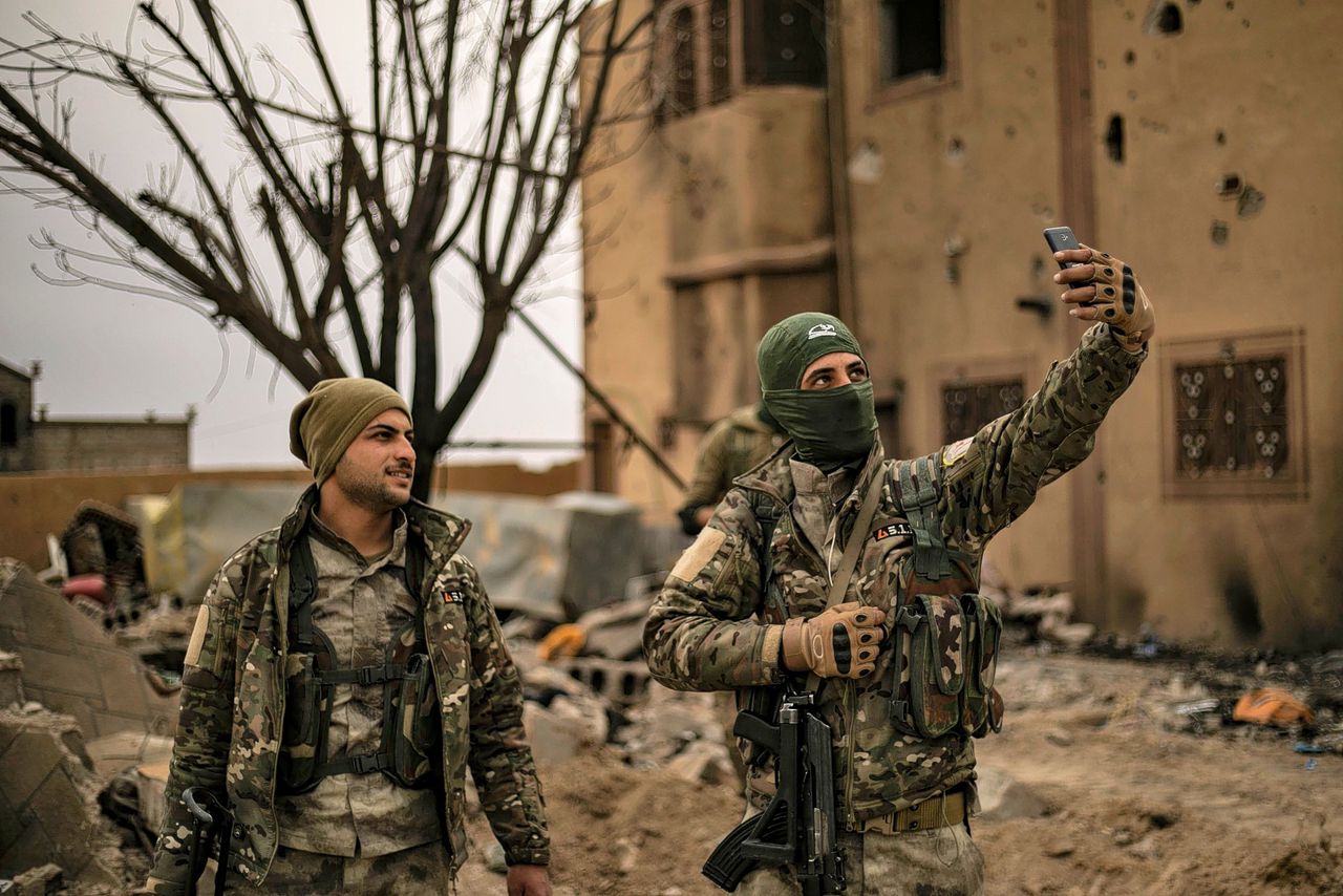 Een selfie tussen de verwoesting van Baghouz 