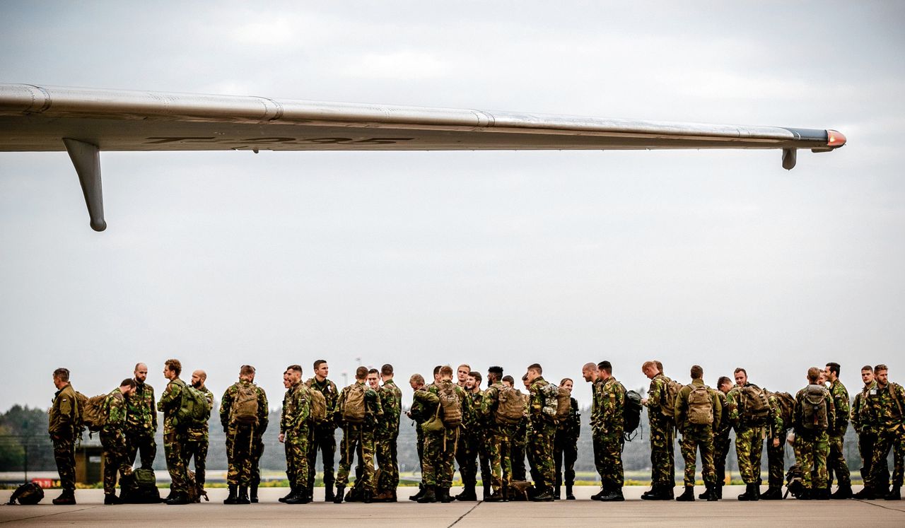 Militairen wachten op Eindhoven Airport op vertrek naar een NAVO-oefening in Noorwegen, in 2018.