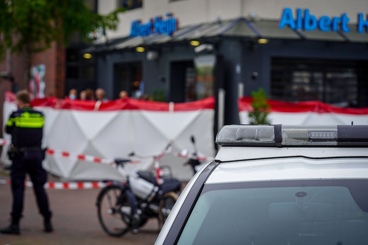 De politie heeft de supermarkt aan de Zuiderweg in Hoogkerk afgezet voor het onderzoek naar de steekpartij.