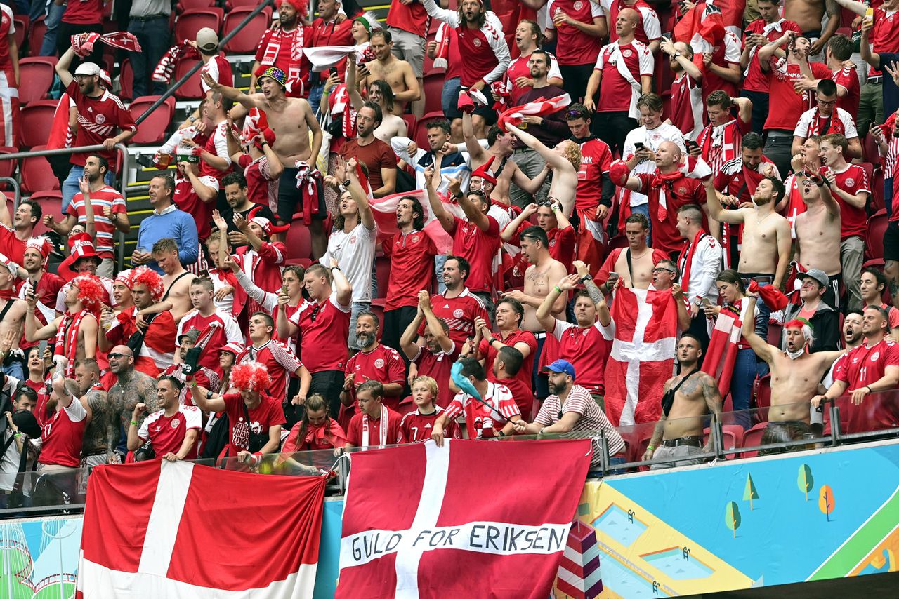 Deense supporters zaterdag bij de wedstrijd tegen Wales in de Johan Cruijff Arena in Amsterdam.