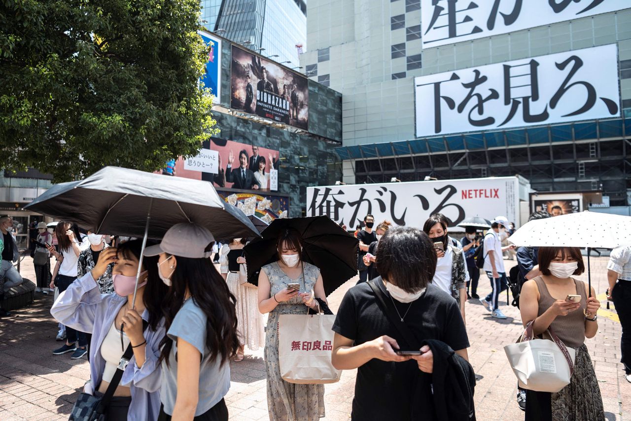 Japanners met een mondkapje in de hoofdstad Tokio.