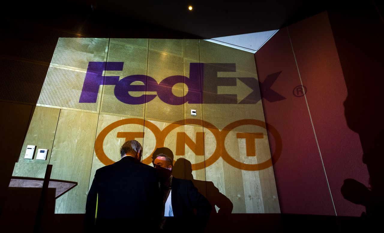 Het logo van FedEx en TNT tijdens een persconferentie omtrent de overname van TNT door het Amerikaanse FedEx.