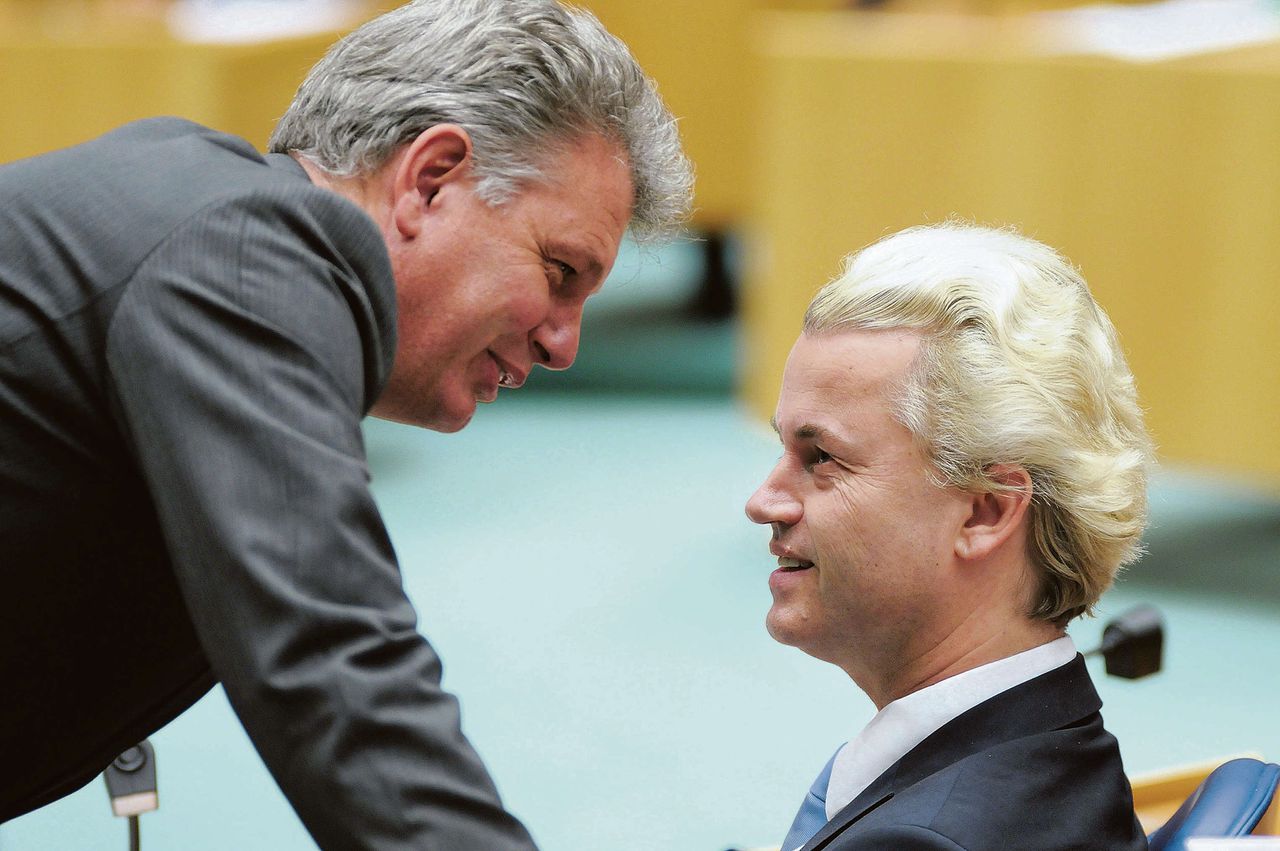 Hero Brinkman met partijleider Geert Wilders in de Tweede Kamer. Brinkman heeft verschillende keren kritiek geuit op de organisatie van de PVV. Die moet democratischer, vindt hij. Tot nu toe krijgt hij binnen de fractie weinig tot geen steun voor zijn voorstellen.