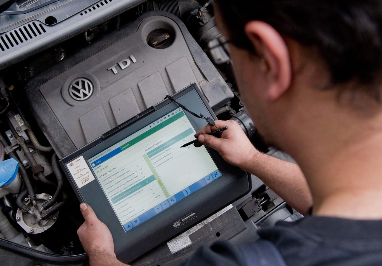 Een monteur bekijkt de motor van een Volkswagendiesel die is uitgerust met de sjoemelsoftware.