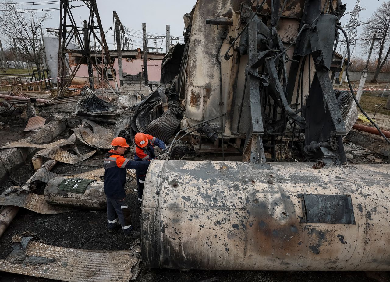 Werknemers van netbeheerder Ukrenergo aan het werk in een door Russische raketten vernielde elektriciteitscentrale, 10 november.