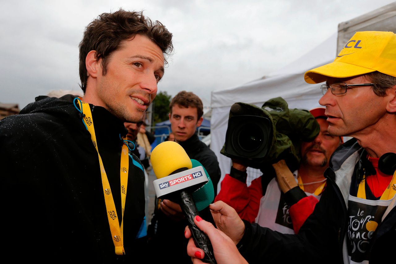 Nicolas Portal (l) spreekt tijdens de Tour de France van 2013 met journalisten.