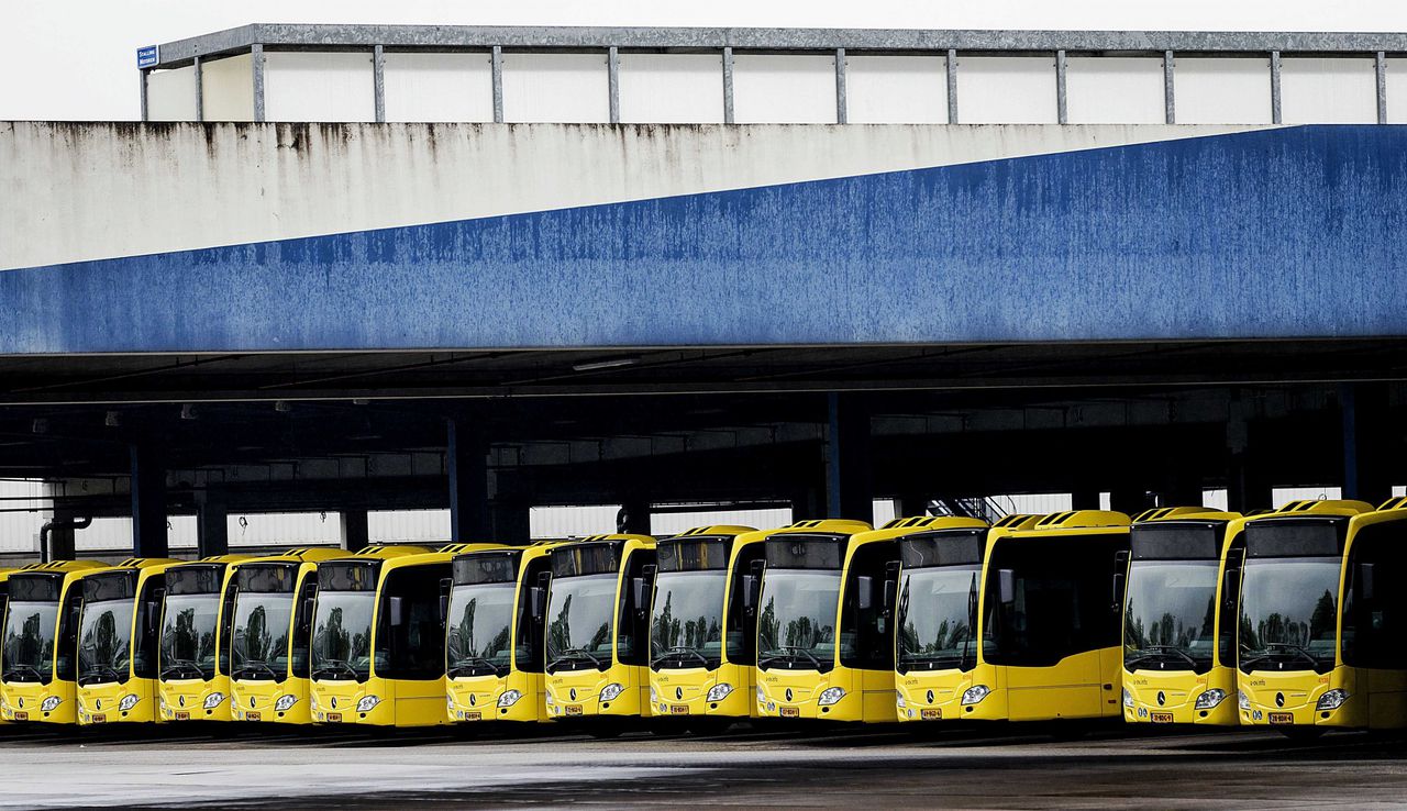 Stadsbussen blijven in de remise in Utrecht tijdens de landelijke staking van het regiovervoer op 30 april.