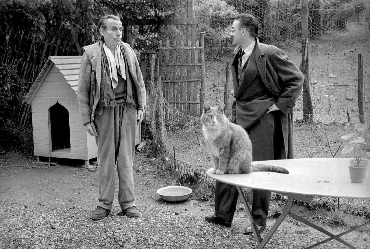 Louis-Ferdinand Céline thuis in Meudon met poes en de Franse journalist André Parinaud, ca. 1955-1956.