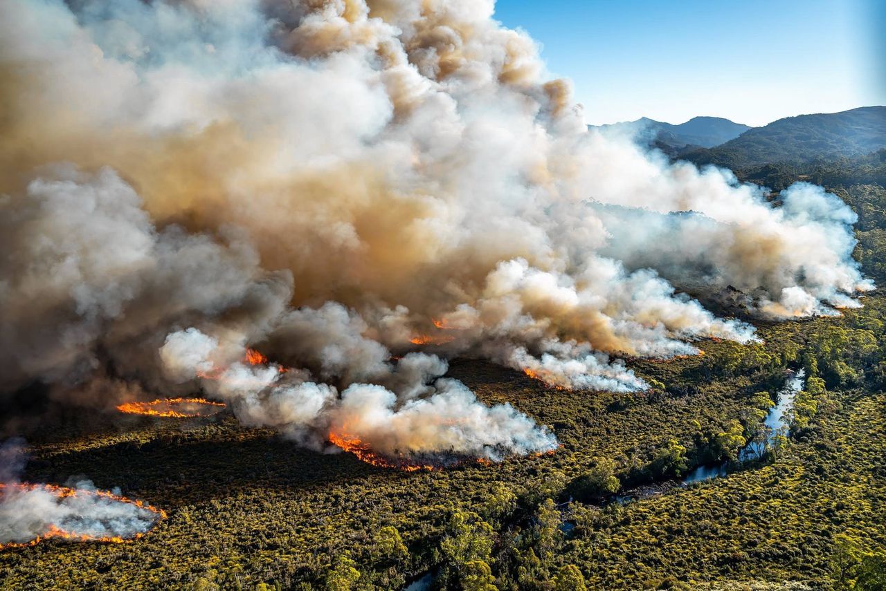 Een natuurbrand op het Australische eiland Tasmanië. Tussen september 2019 en maart 2020 bereikte de rook van branden op het continent uitzonderlijke hoogtes.