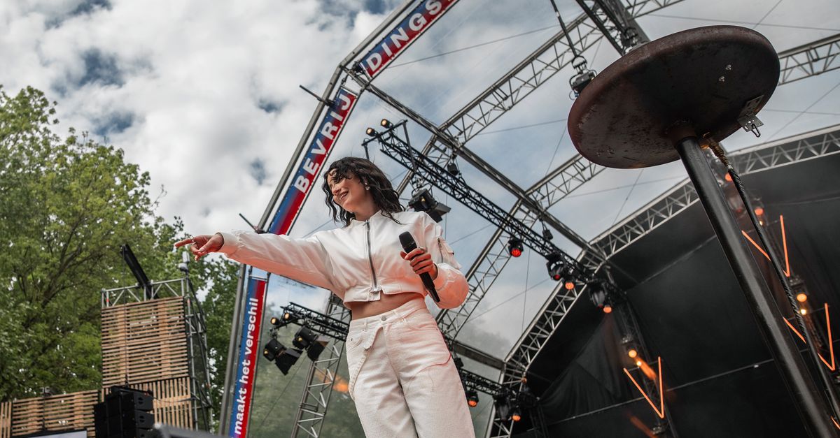 Op het Bevrijdingsfestival in Wageningen viert de een de vrijheid met een biertje in de hand, de ander met spandoek en rode flyer