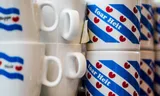 Mokken met de Friese vlag.