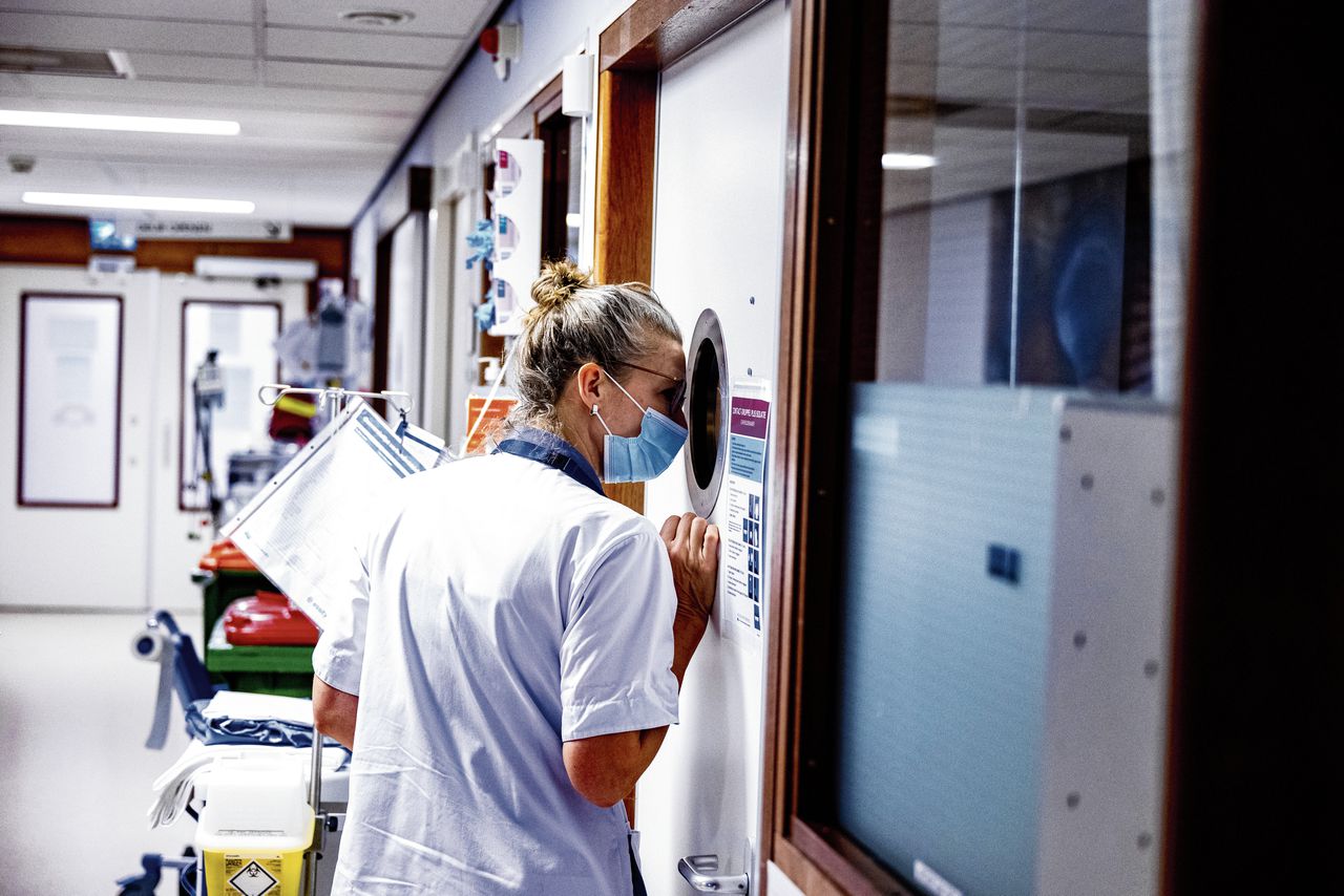 Verpleegkundige op de IC in het ziekenhuis van Dirksland, waar coronapatiënten worden verpleegd. In de ziekenhuizen valt veel personeel uit door corona.