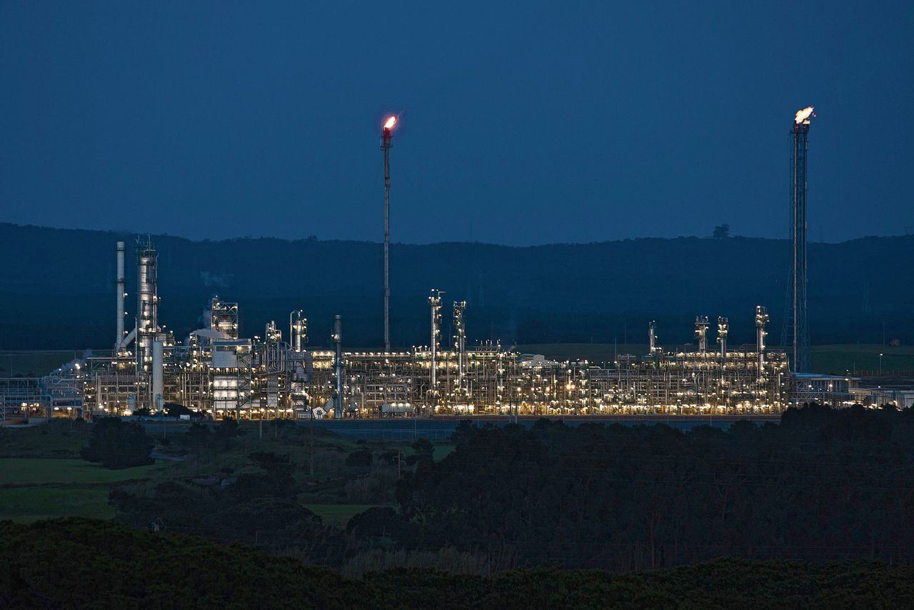 De raffinaderij van Galp in het Portugese havenstadje Sines, nog in vol bedrijf. De productie is inmiddels stilgelegd.